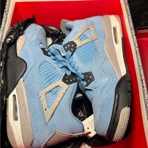 Jordan Air Retro 4 in University Blue and Black